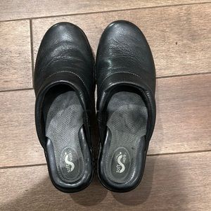 SoftWalk Black leather mules